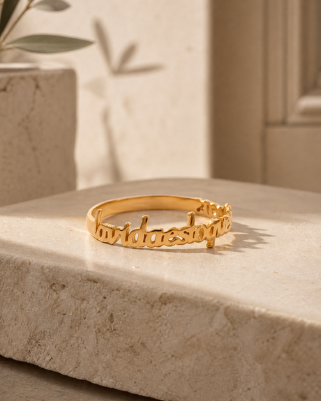 Anillo de plata de ley con baño de oro 18kt con inscripción "La vida es lo que tú tocas" de LAURISSI Jewelry.