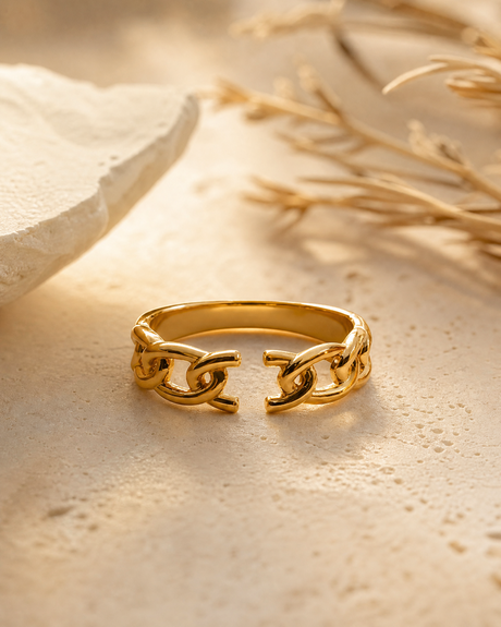 Anillo ajustable de plata de ley y baño de oro 18kt con grabado "No podrán atarme" de LAURISSI Jewelry.