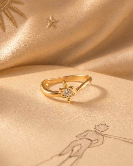 Anillo ajustable de plata de ley con baño de oro 18kt inspirado en "Las estrellas se iluminan" de Saint-Exupéry, con estrella fugaz.