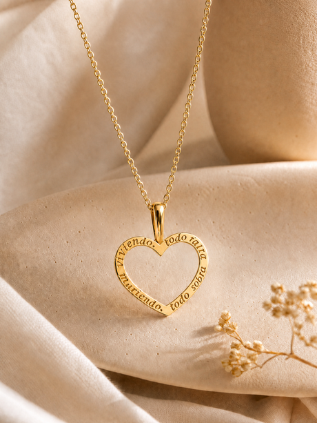 Collar con colgante de corazón de plata de ley y baño de oro de 18kt, inspirado en Lope de Vega, de LAURISSI Jewelry.