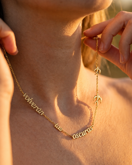 Gargantilla "Volverán Las Oscuras Golondrinas" de LAURISSI Jewelry, collar delicado con diseño de golondrinas en plata.
