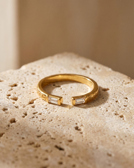 Anillo ajustable de plata de ley y baño de oro 18kt con diseño inspirado en polvo, de LAURISSI Jewelry.