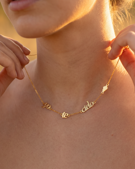 Collar de la colección "Yo te cielo" de Frida Kahlo en plata de ley con baño de oro de 18 quilates, estilo elegante y artístico.